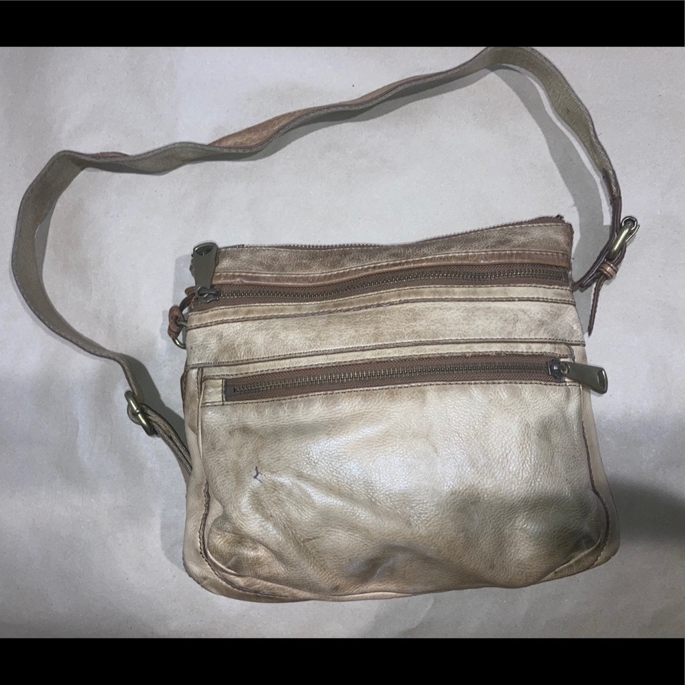 Clearance 🛍 Caramel fossil crossbody.